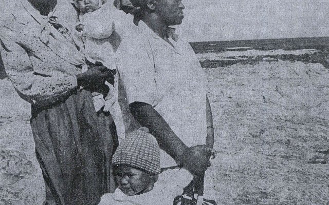 25 Jaar gelede - Familielede staar hoopvol na die see in afwagting dat die 3 vissermanne gevind sal word (Argieffoto: Koerantuitknipsel) 